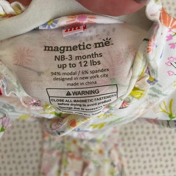 Magnetic Me - 3 Gown and Hat Sets (6 Pieces) Nb-3 Months - Picture 7 of 7